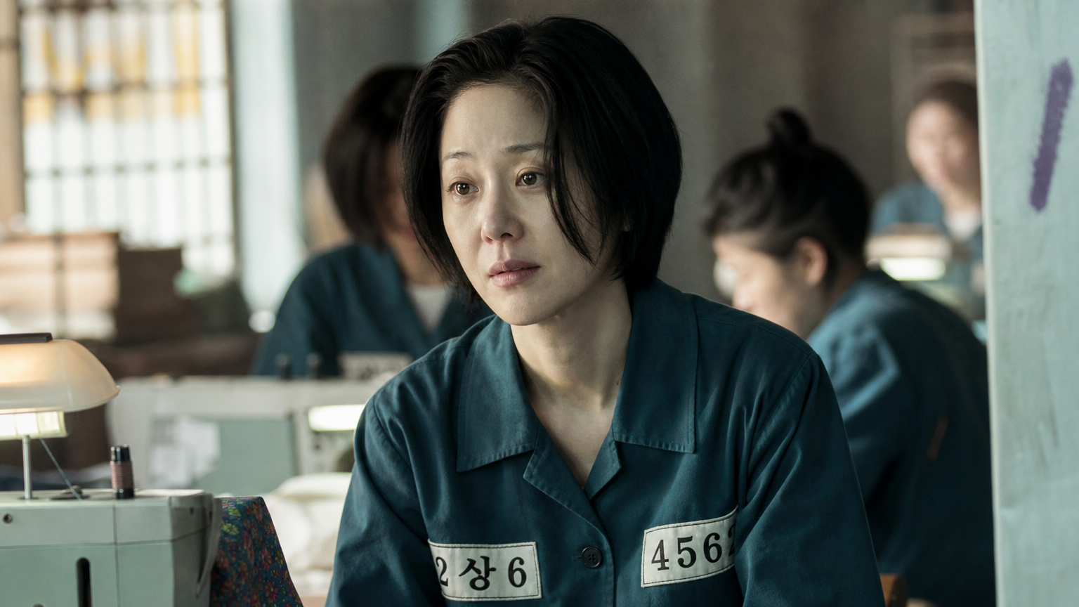 단발머리에 죄수복 차림으로 넷플릭스 드라마 '마스크걸' 촬영장에서 체중 감량 변화를 보여주는 고현정 씨
