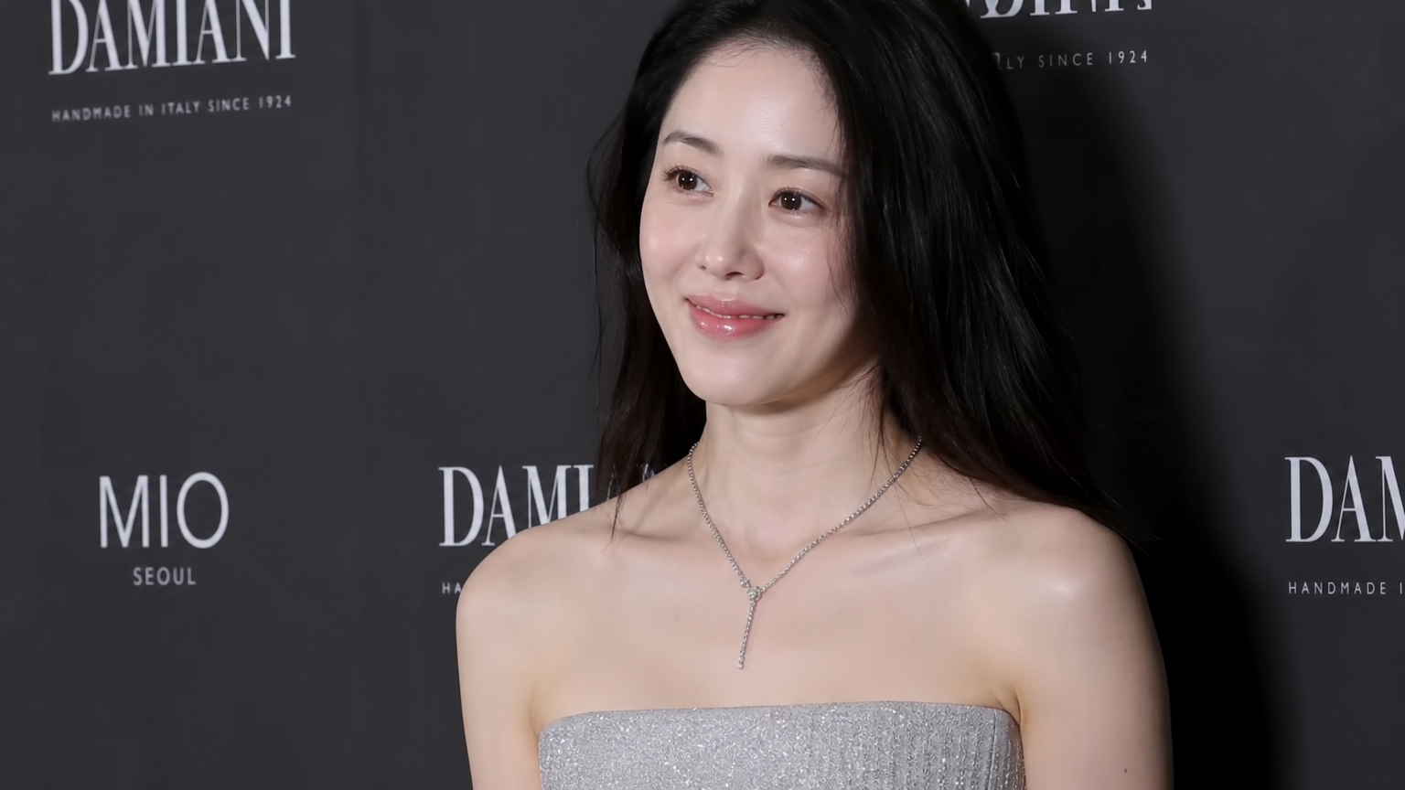 패션 행사에서 실버 튜브톱 드레스를 입고 가녀린 어깨와 쇄골을 강조하는 고현정 씨