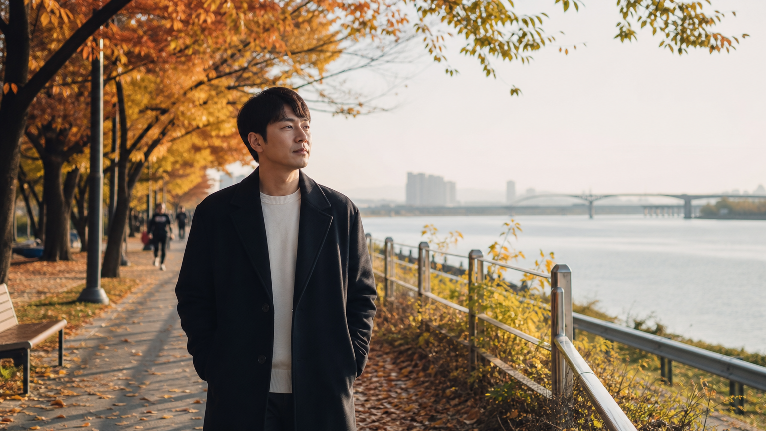 한강변을 걷는 남성이 가을 낙엽 속에서 치유와 시간을 되새기는 모습