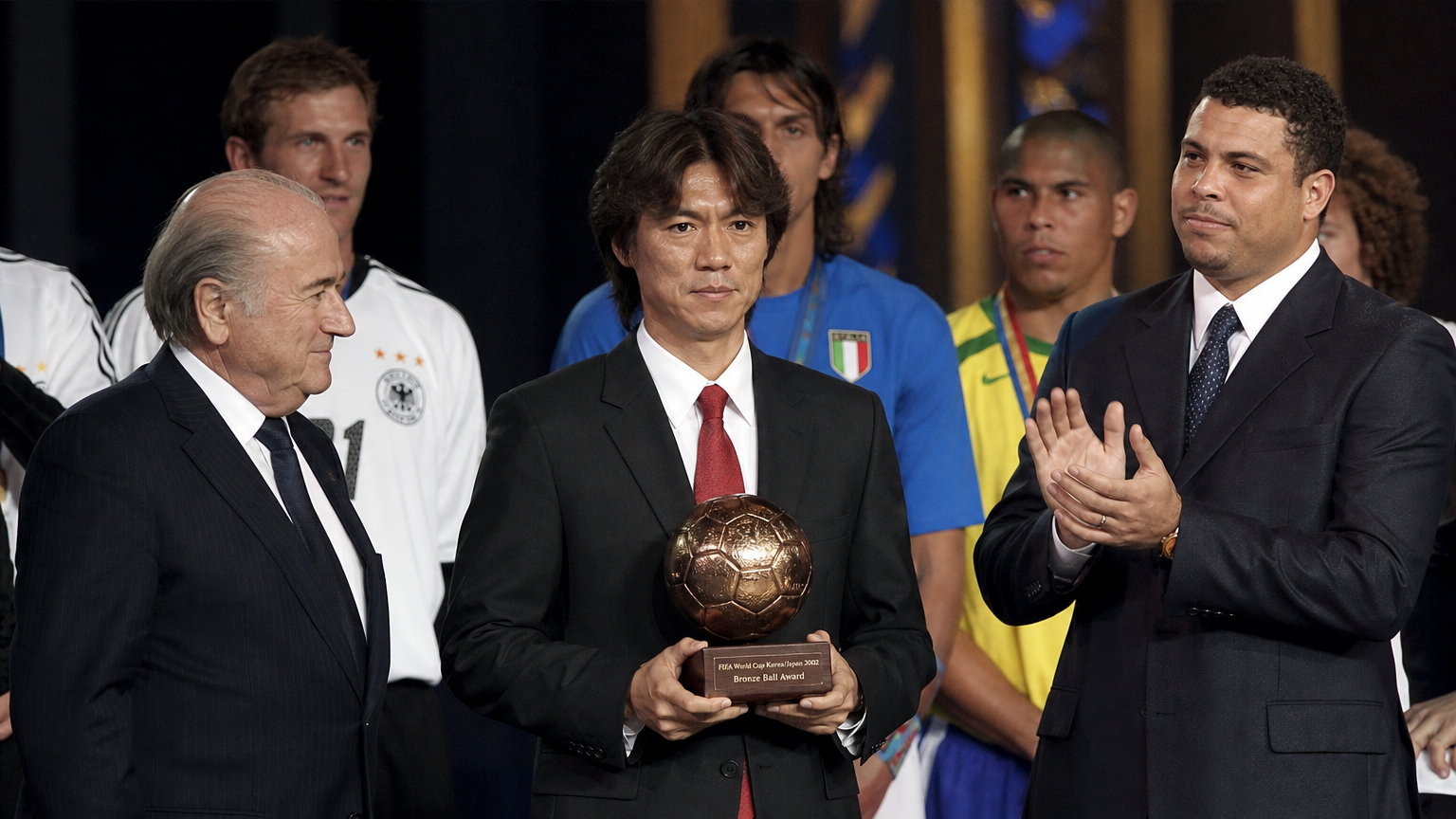 FIFA 월드컵 브론즈볼 수상 중인 홍명보 감독과 국제 선수들