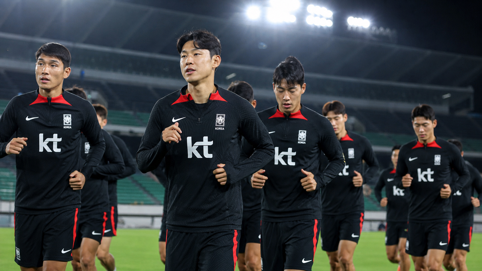 대한민국 축구 국가대표팀이 훈련장에서 경기 준비에 열중하는 모습