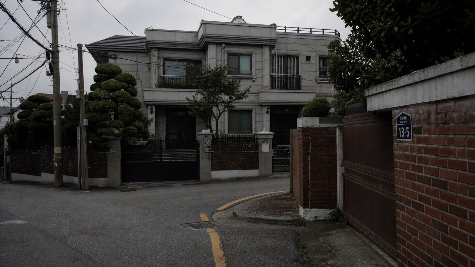서울 강서구 화곡동에 위치한 평범한 빌라와 주변 거리의 음산한 분위기