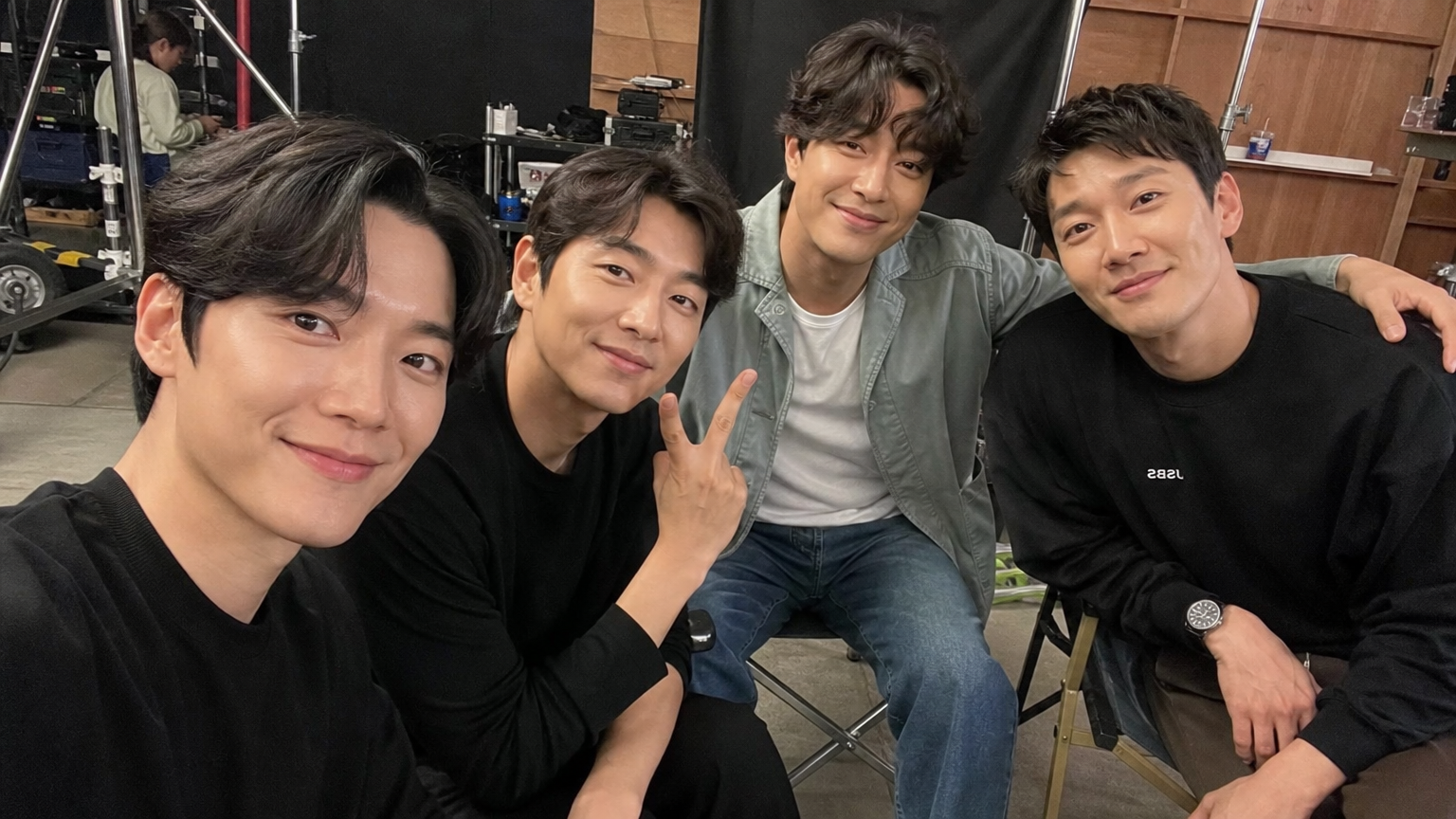 촬영 휴식 시간 중 친근하게 웃고 있는 유명 배우들
