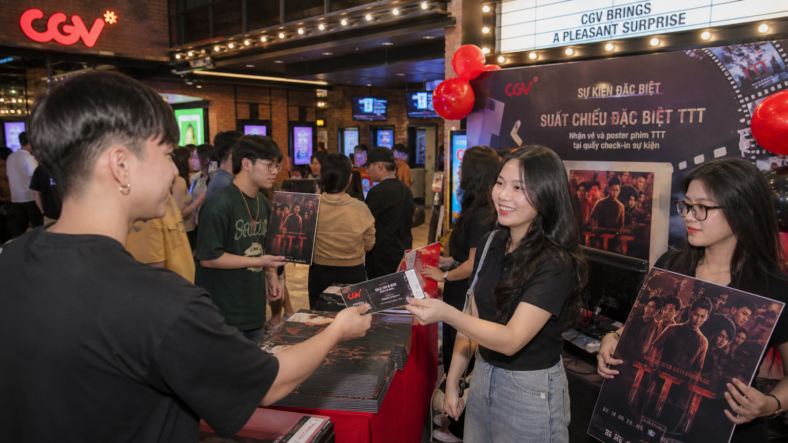 CGV 극장에서 이벤트 상품을 받는 관객들