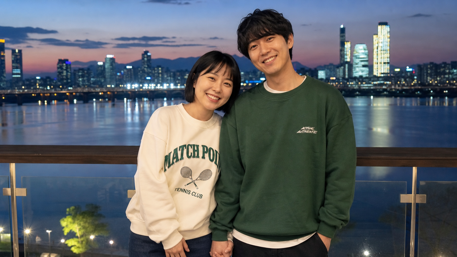 서울에서 한국 개그우먼과 일본 남자친구가 손을 잡고 웃고 있는 모습