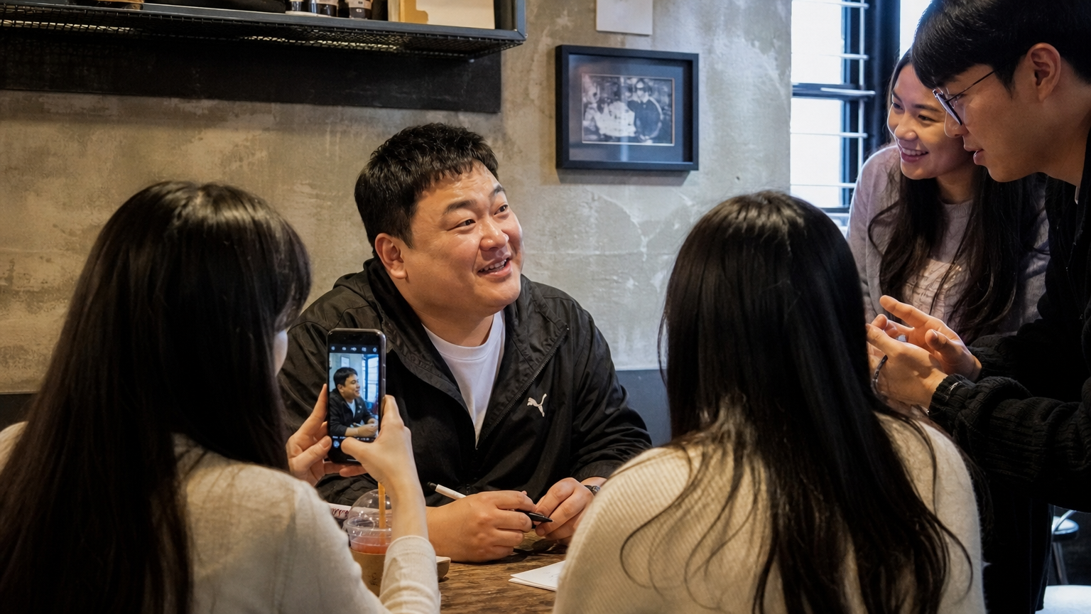 카페에서 팬들과 따뜻하게 소통하는 개그맨의 순간