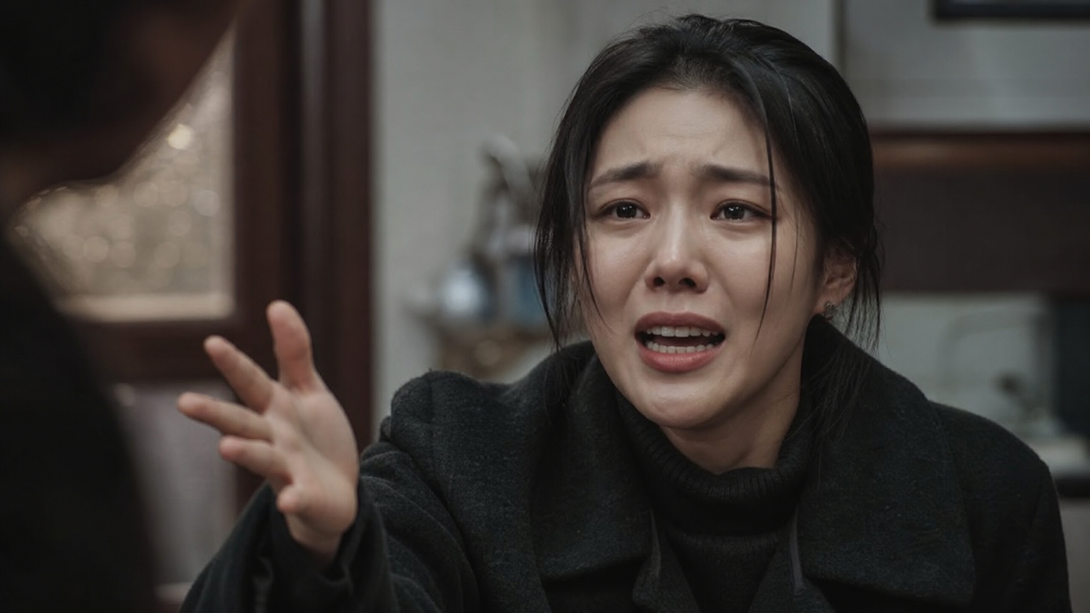 작은 영화 세트장에서 강렬한 감정을 표현하는 한국 여배우