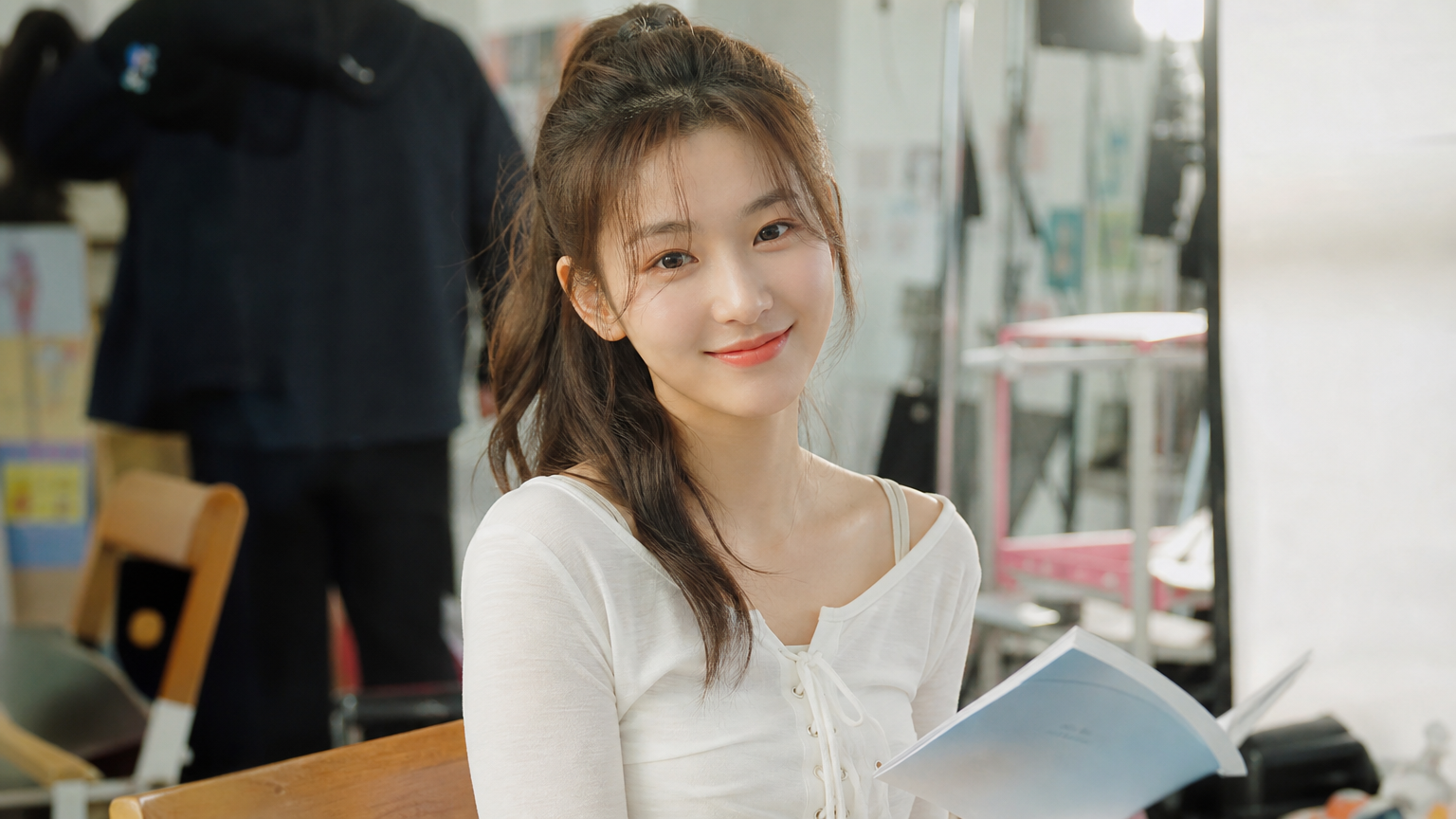 밝은 스튜디오에서 웹드라마 촬영 중 활기찬 분위기의 여배우