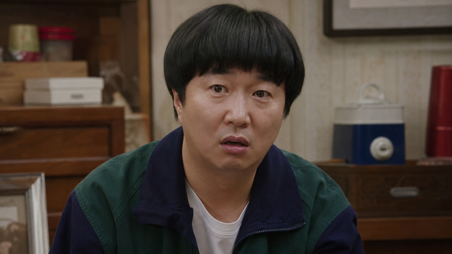 인기 있는 한국 시트콤에서 사랑받는 캐릭터의 코믹하고 매력적인 모습