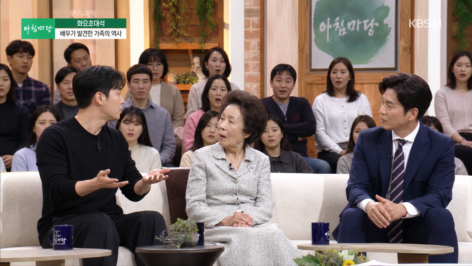 한국 TV 스튜디오에서 가족 역사를 이야기하는 모습과 반응하는 관객들