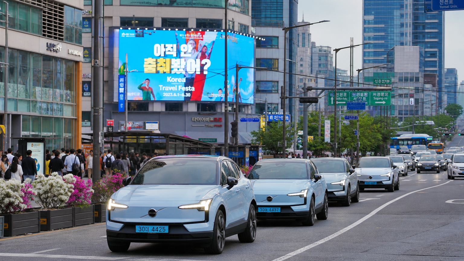 현대적인 한국 도시 풍경에서 볼 수 있는 신형 전기차들, 활기찬 거리