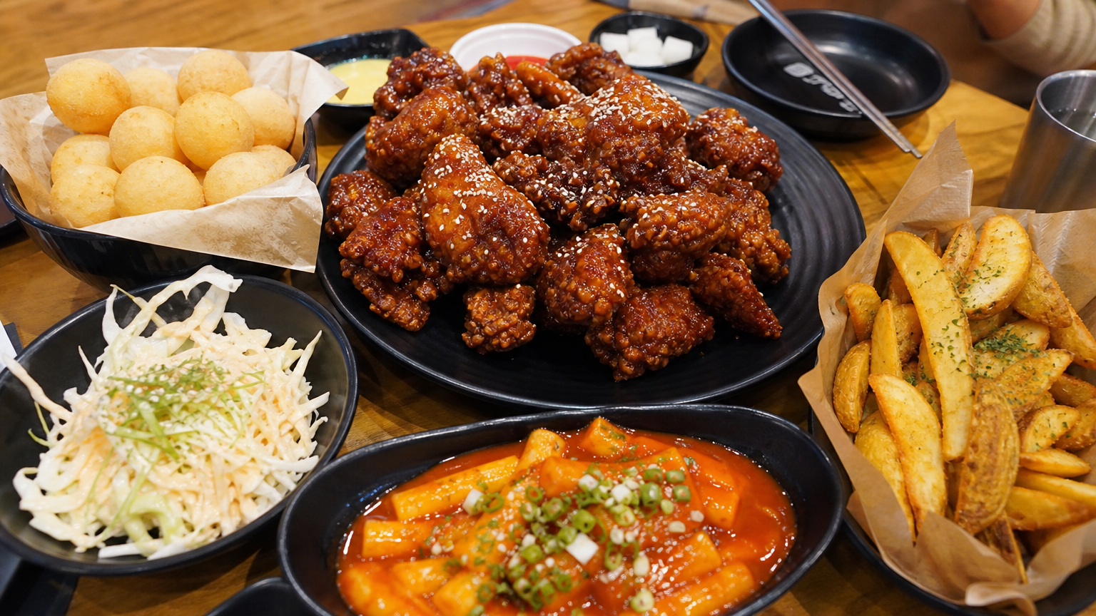 바삭한 비비큐 치킨과 다양한 사이드 메뉴가 어우러진 현대적인 테이블 세팅