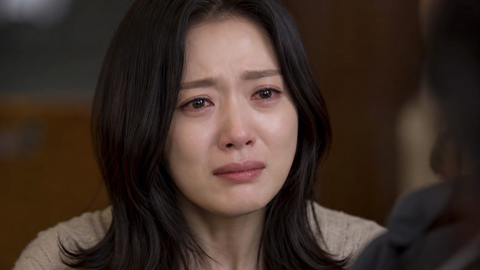 드라마 세트장에서 감정 연기에 몰입한 한국 여배우의 모습