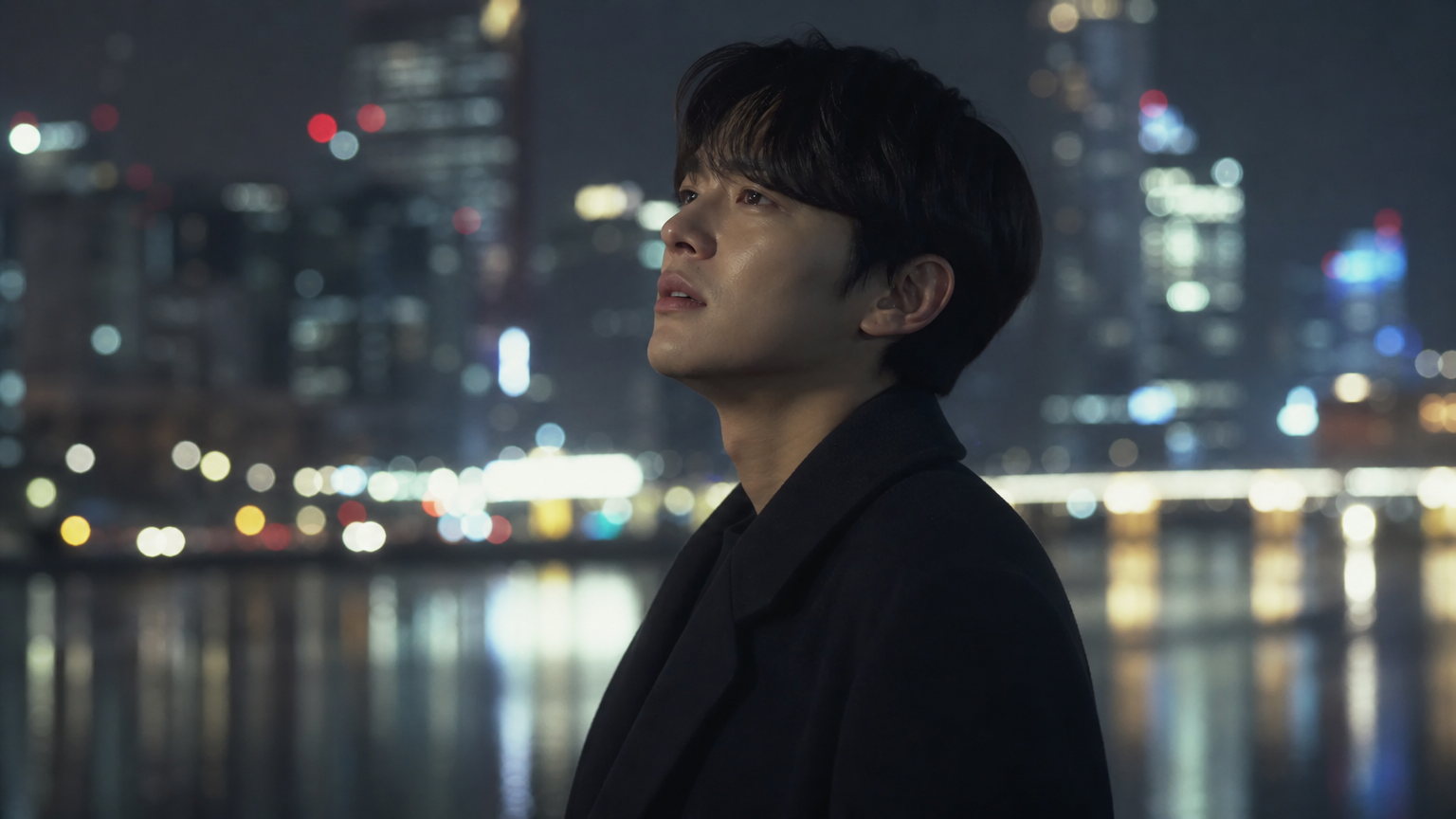 사고로 인해 떨어져 있는 연인의 감정적 장면과 도시 야경 속 그리운 눈빛