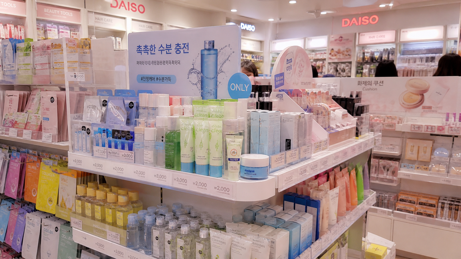 현대적인 디자인과 다양한 제품으로 젊은 고객을 끌어들이는 잘 조명된 다이소 매장의 뷰티 제품 진열대