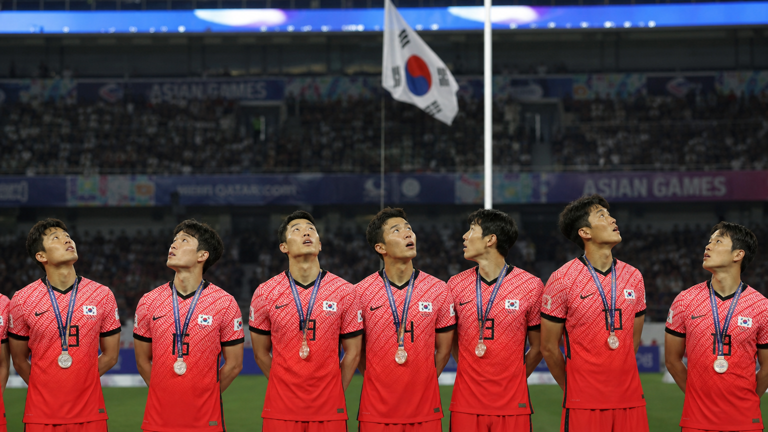 시상대에 서 있는 한국 축구 선수들이 중간에 멈춘 채 게양된 국기를 보고 당황해하는 모습
