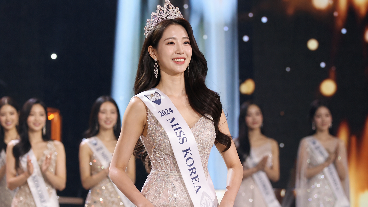 우아한 한국 여성들이 무대에서 아름다움과 지성을 뽐내고 있는 미스코리아 대회의 모습