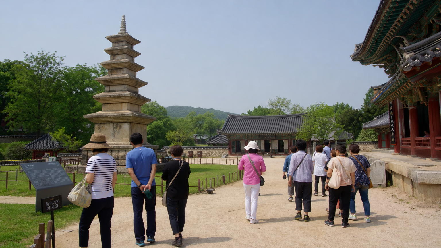 정림사 오층석탑과 백제문화단지를 둘러보는 관광객들