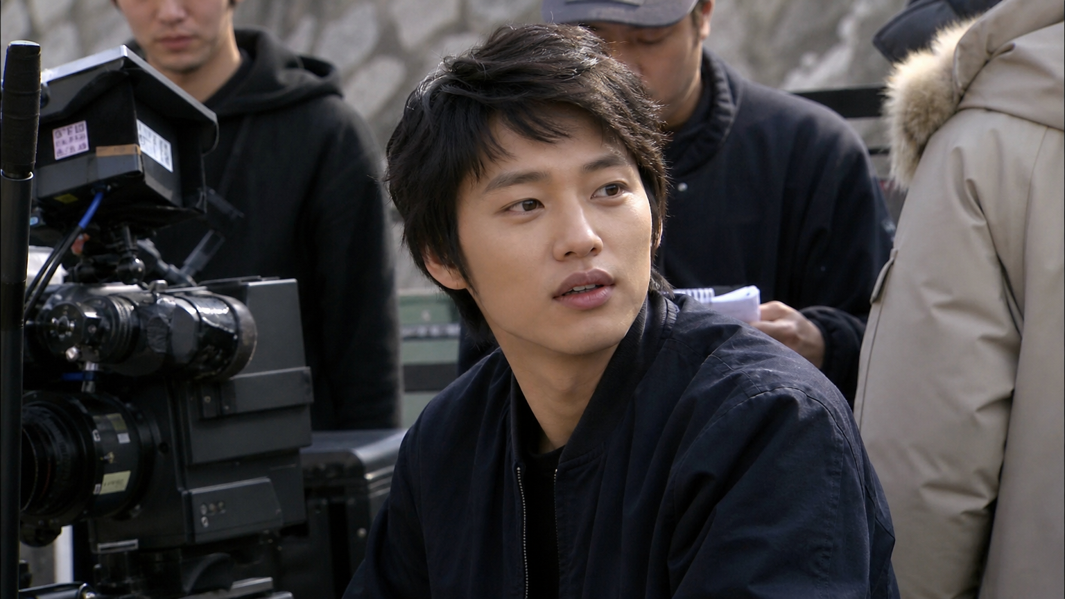 영화 촬영장에서 초창기 연기 생활을 시작하는 젊은 배우