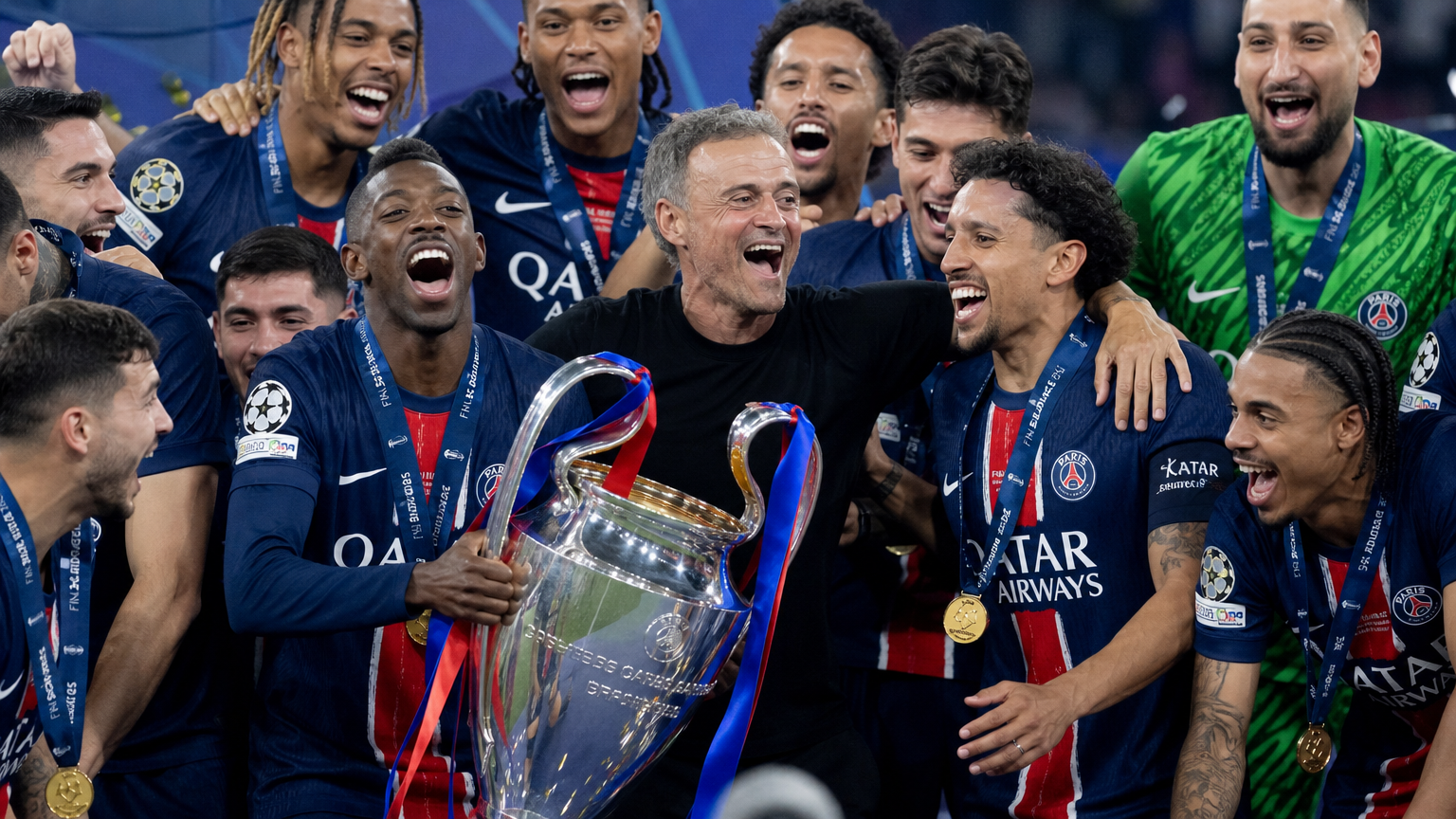 주요 트로피를 들어올린 후 기뻐하는 PSG 선수들과 감독