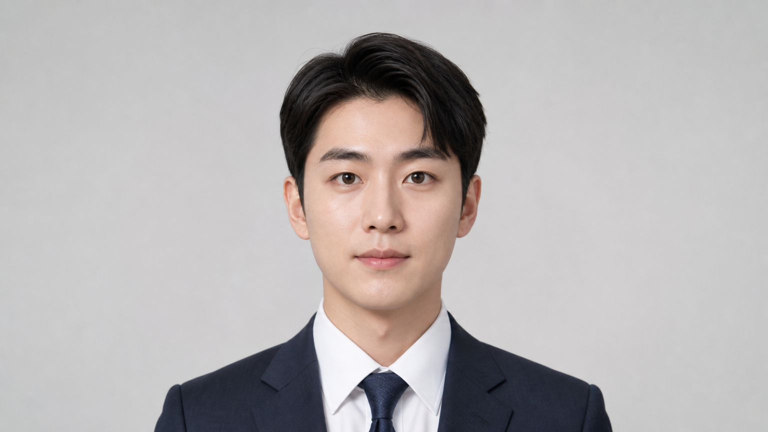 정장 차림으로 스튜디오에서 증명사진을 촬영 중인 남성