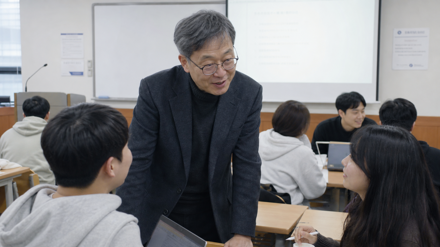 한국 교수와 학생들이 교실에서 협력적인 학습에 참여하는 장면