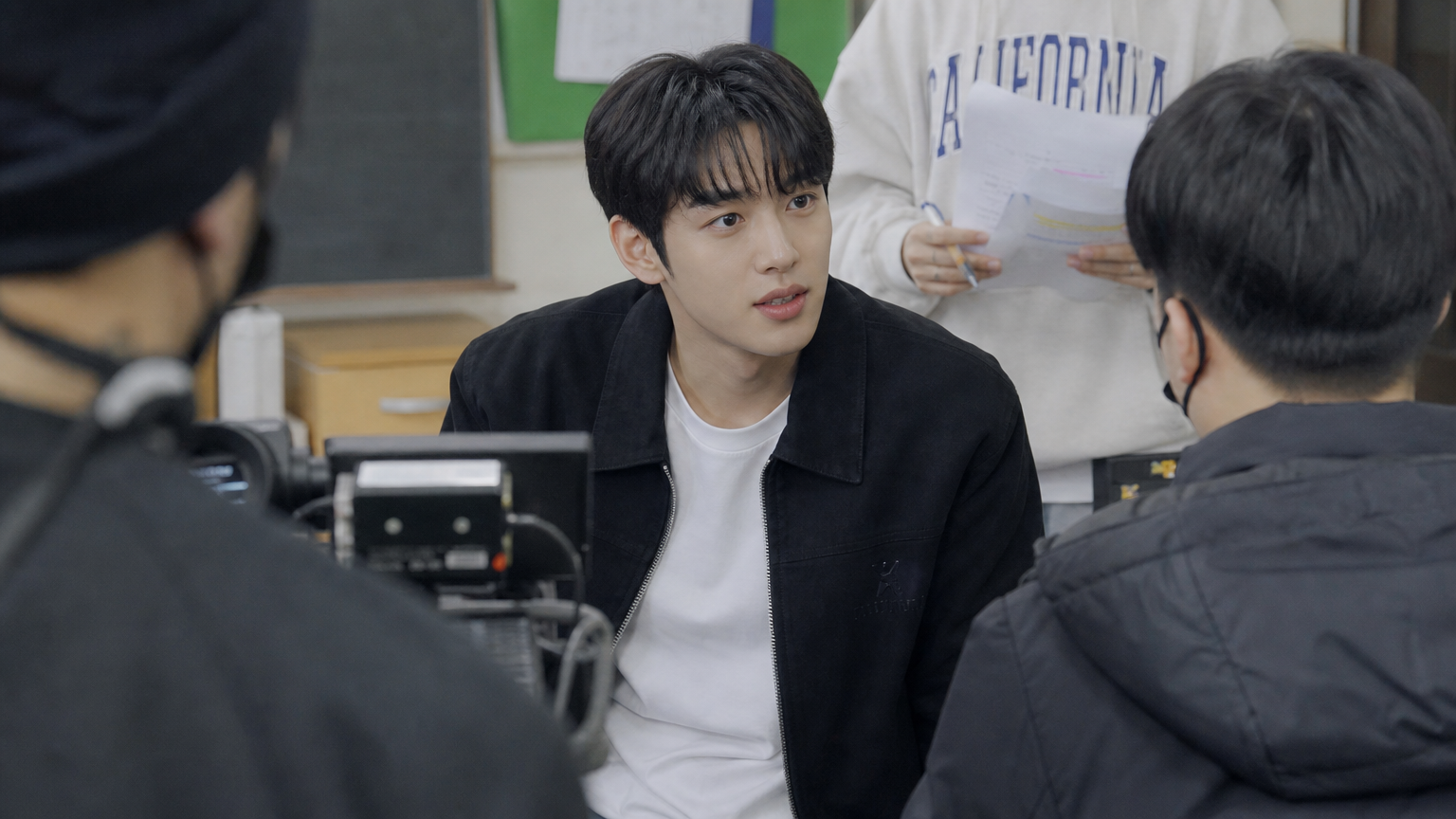 웹 드라마 촬영장에서 열정적으로 준비하는 젊은 남자 배우