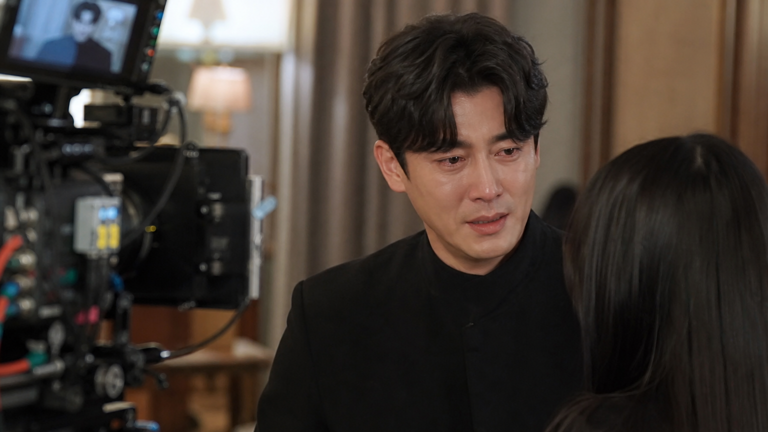 인기 TV 드라마 세트장에서 감정적인 장면을 연기하는 남자 배우