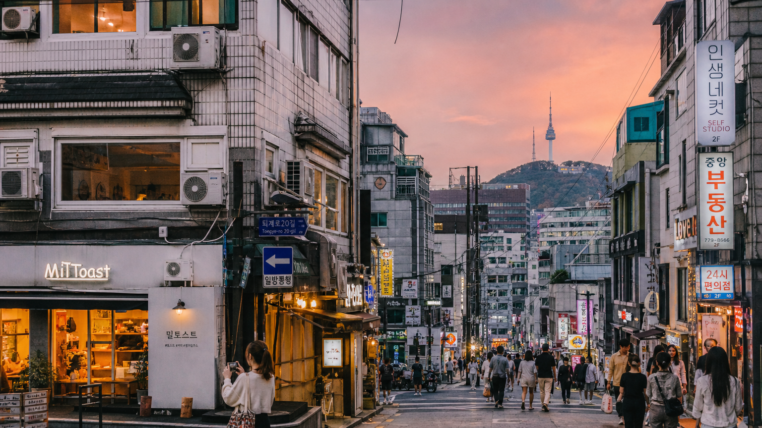 도시 배경 속 아파트 외벽의 트렌디한 창문형 에어컨