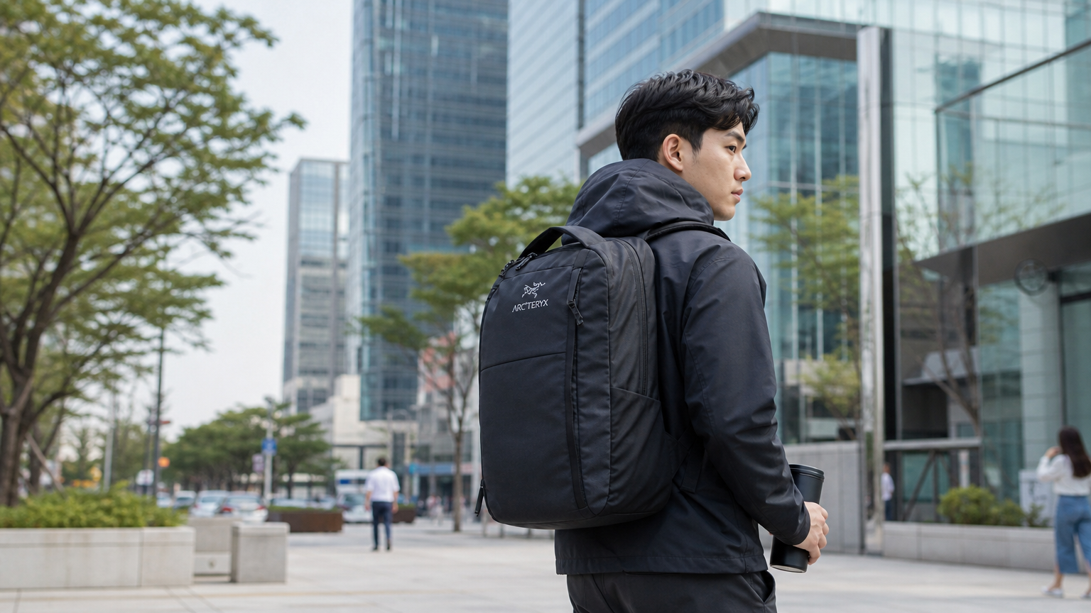 도시 환경 속에서 친환경 소재로 만든 아크테릭스 백팩을 사용 중인 직장인의 모습