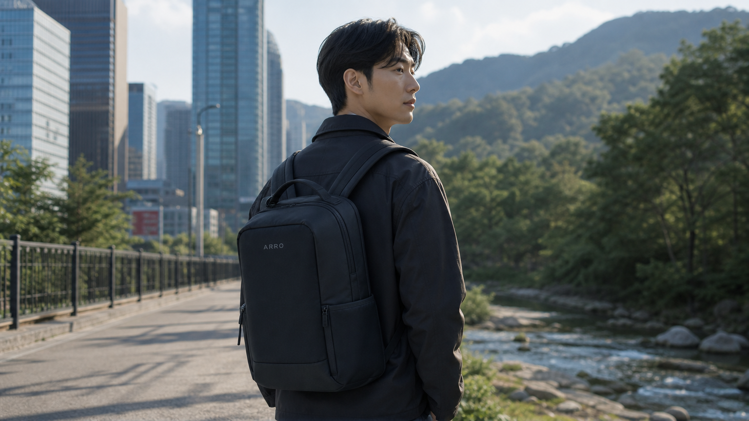 스타일리시한 디자인과 실용성을 겸비한 아로 백팩을 메고 도시에서 자연으로 이동하는 젊은 성인의 모습