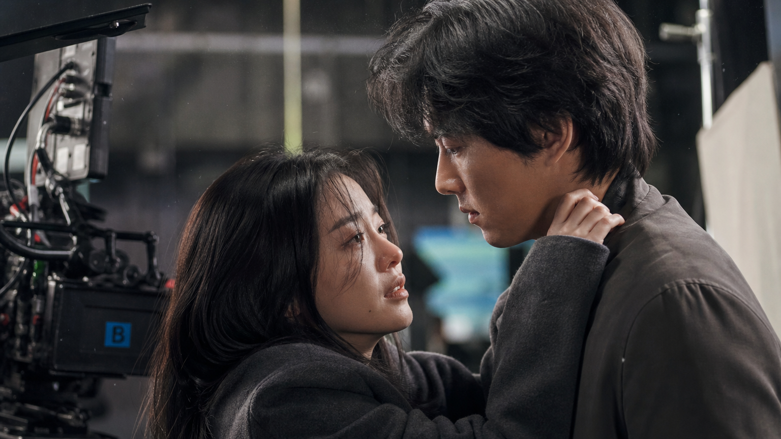 영화 세트장에서 열연 중인 이은주와 김기천 배우
