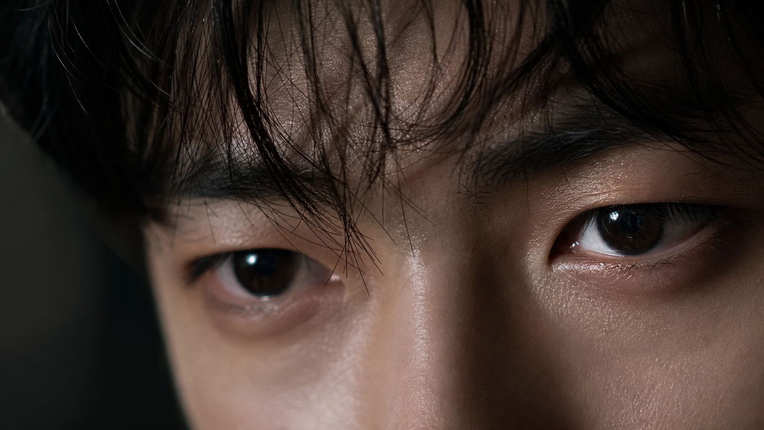 배우의 눈빛 클로즈업으로 감정을 전달하는 모습