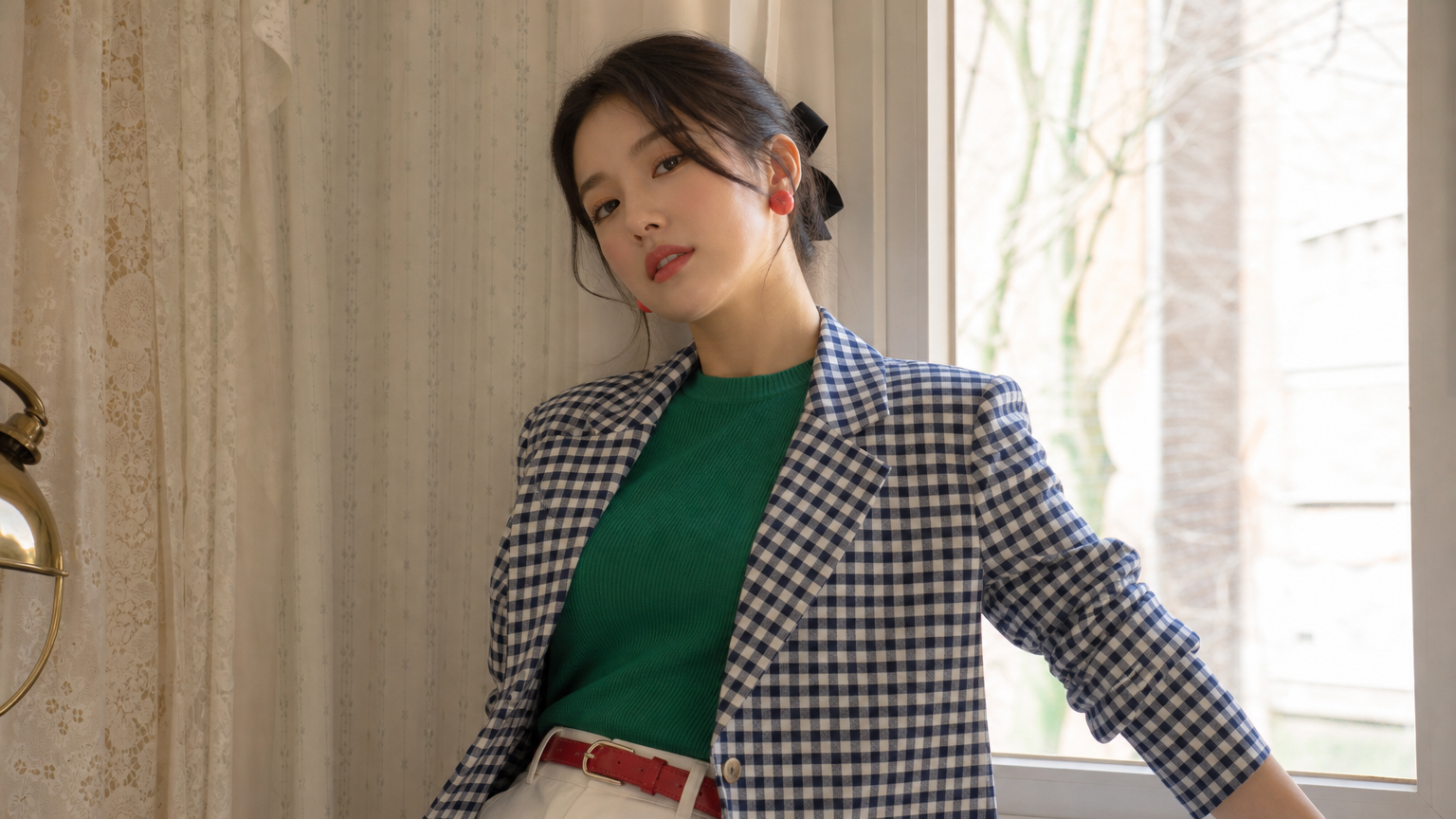 빈티지 패션을 현대적으로 재해석한 여성 스타일링