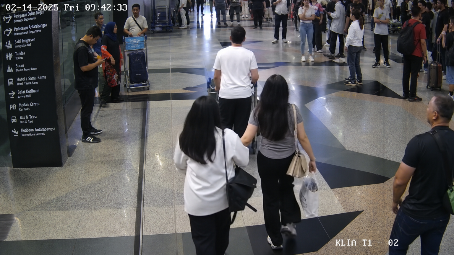 쿠알라룸푸르 공항에서 두 여성이 한 남성을 습격하는 순간을 담은 CCTV 장면