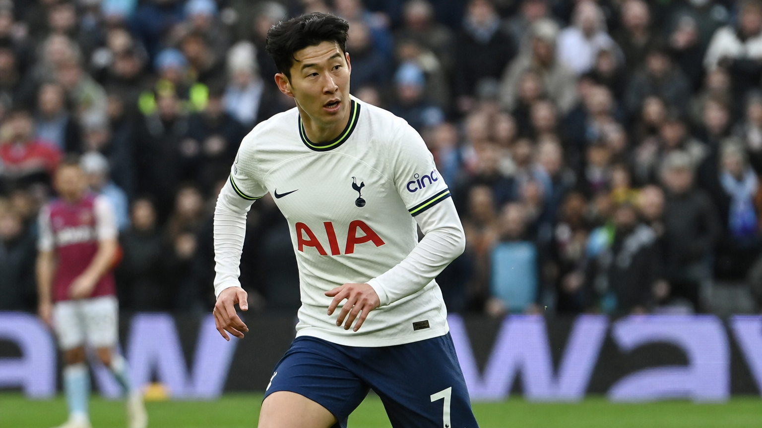 뛰어난 피지컬과 기술을 발휘하며 경기장에서 활약하는 키 큰 축구 선수의 모습