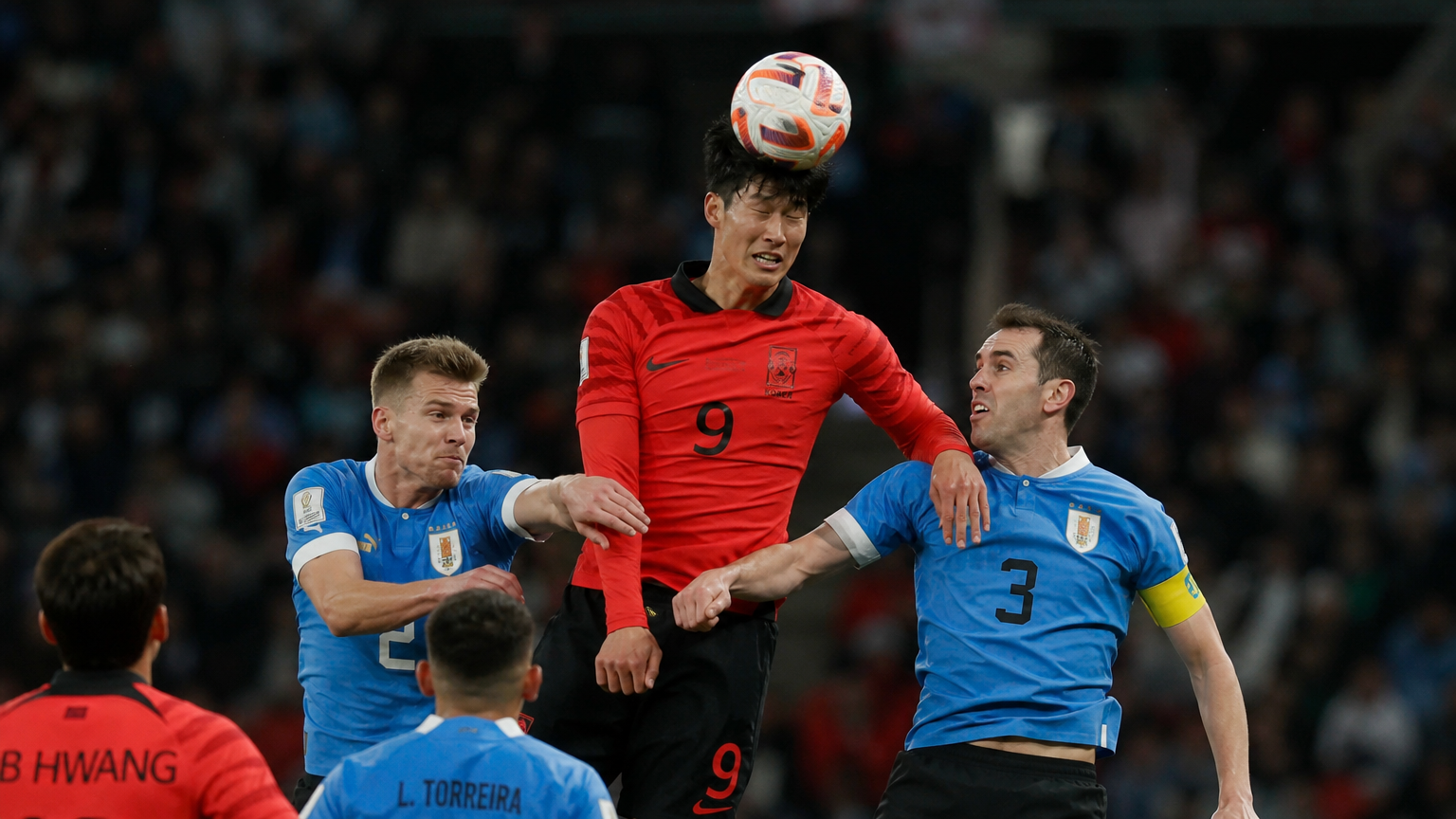 유럽 수비수들과 공중볼 경합 중인 압도적인 키를 가진 한국 축구 선수