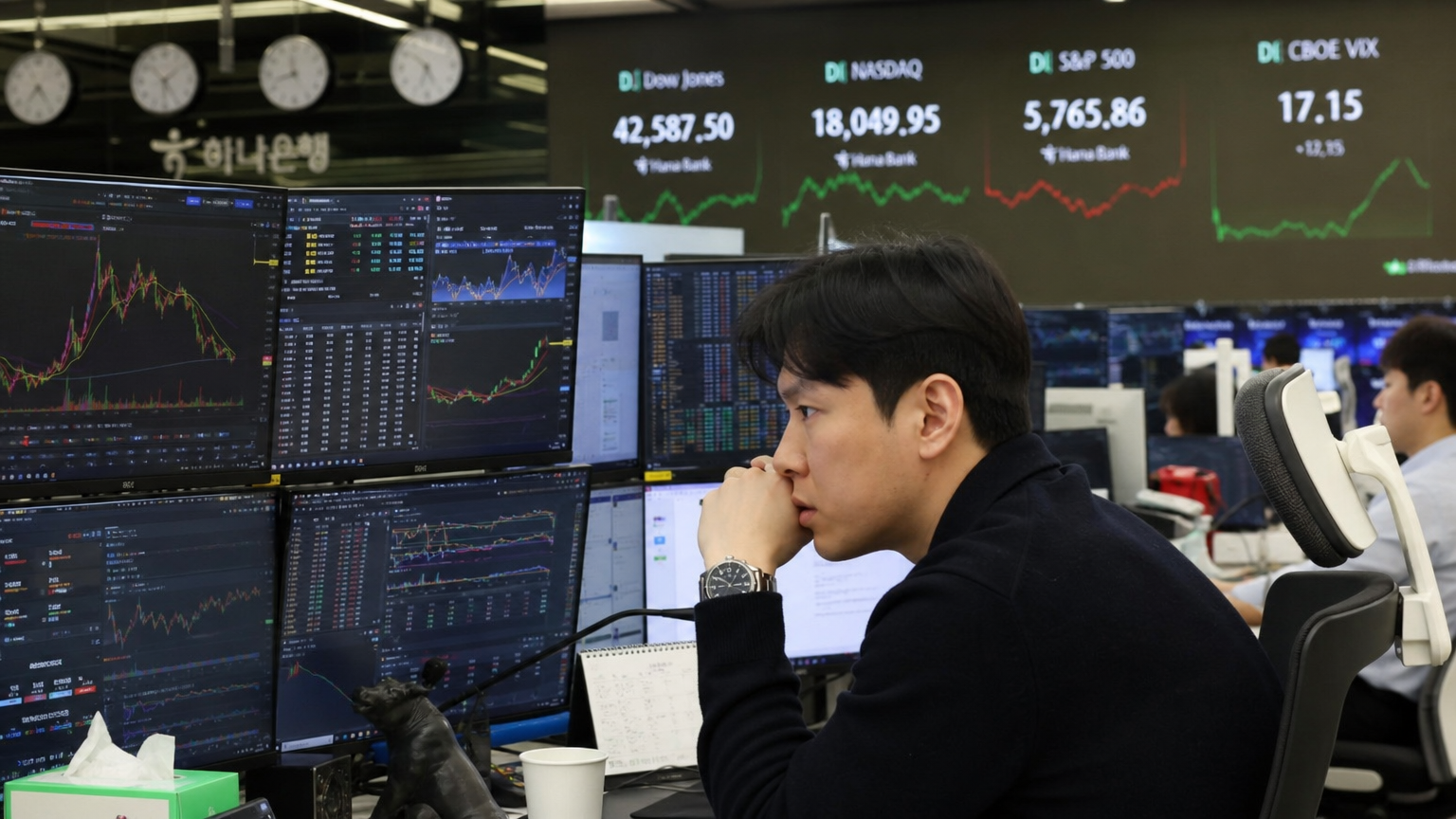 서울 사무실에서 여러 대의 모니터로 미국 주식 시장 데이터를 실시간으로 모니터링하는 모습