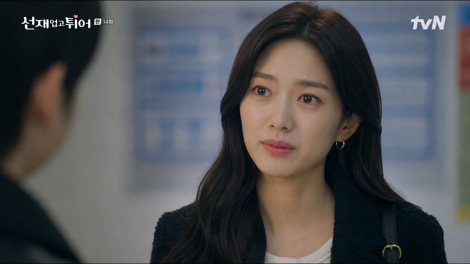 인기 있는 TV 드라마 장면에서 몰입감 있게 연기하는 배우의 강렬한 존재감