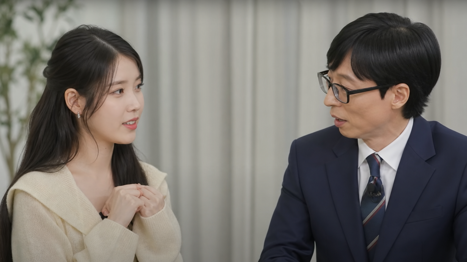 방송 세트장에서 진솔하게 대화하는 아이유와 유재석