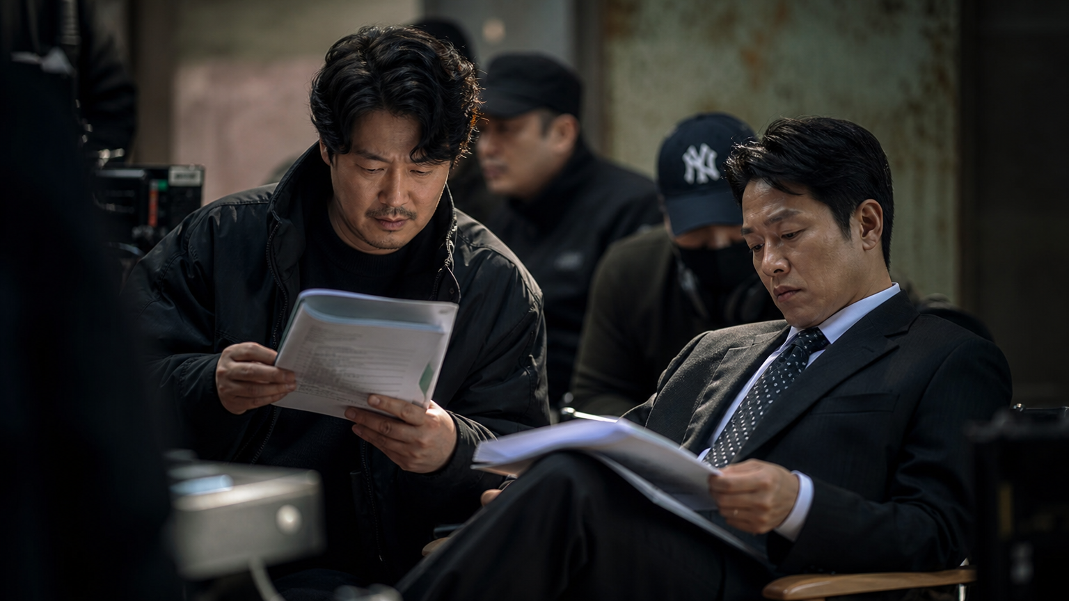 촬영 중 몰입하여 역할을 수행하는 한국 조연배우들