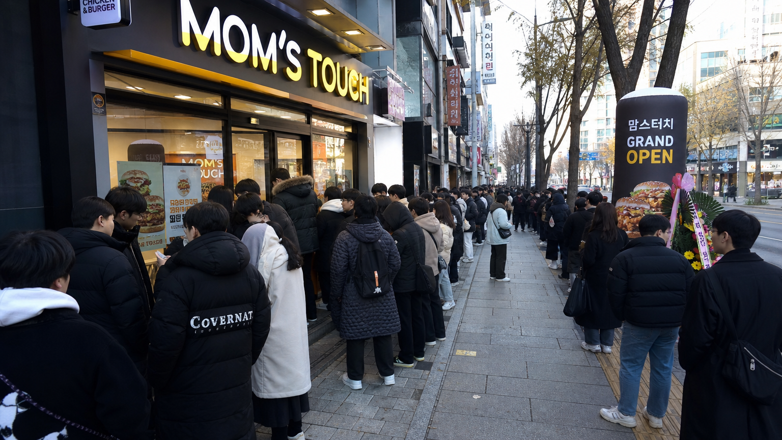 매장 앞에 이른 아침부터 줄 서 있는 팬들의 모습