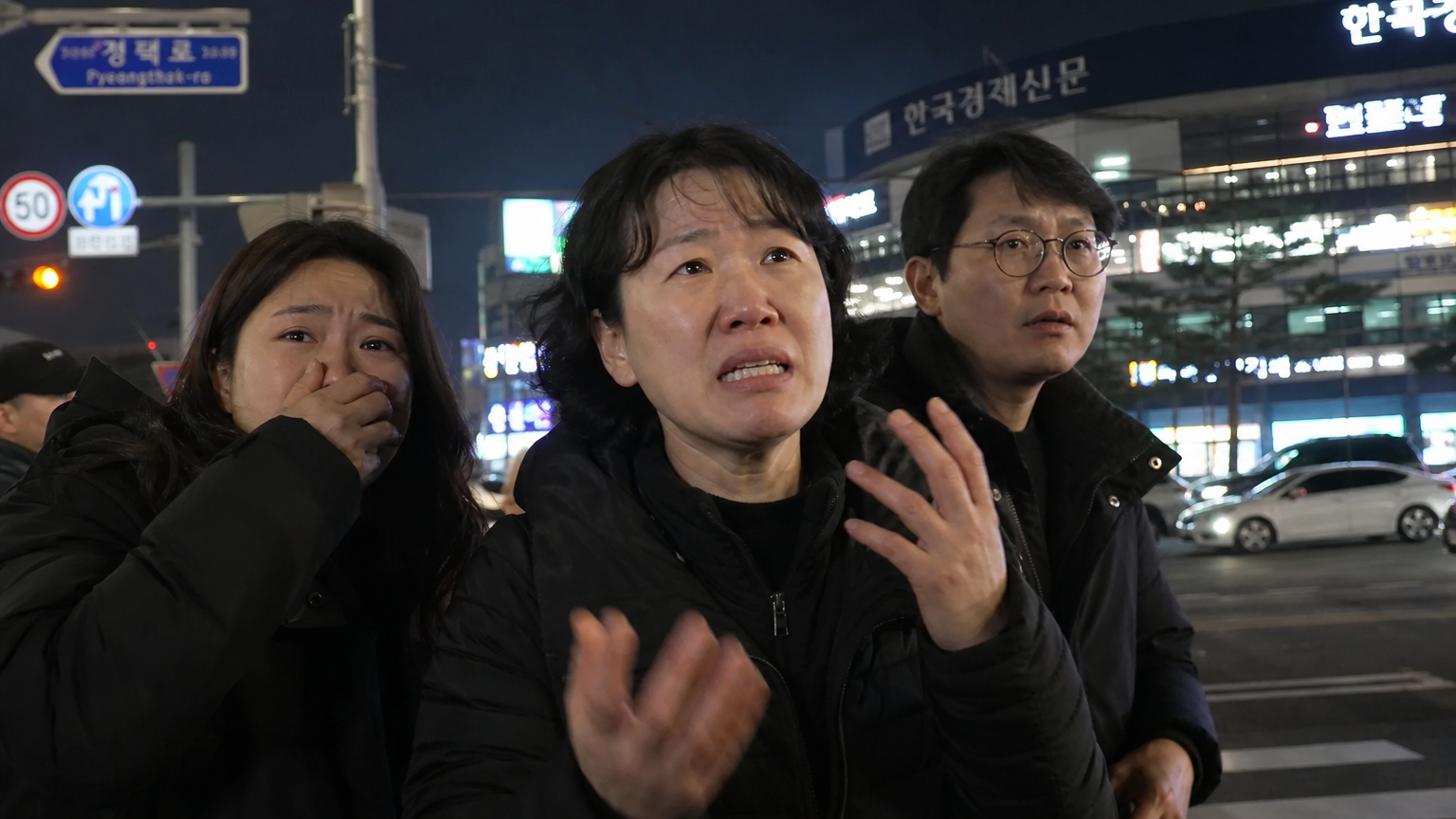 긴박했던 밤길에서 두려워하는 목격자들의 모습