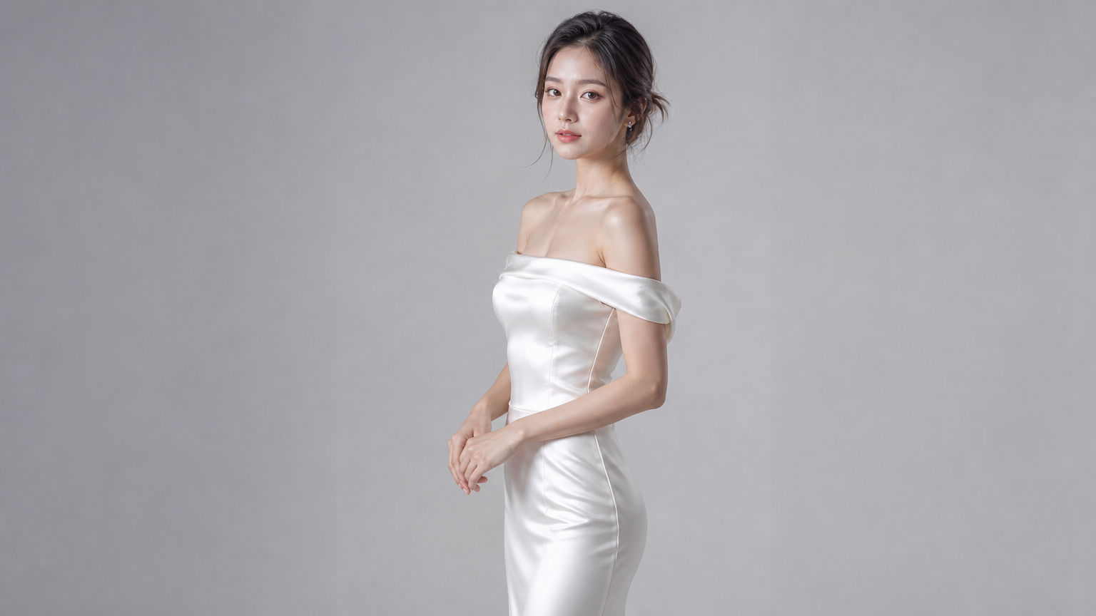 실크 소재의 슬림 라인 화이트 드레스를 입고 있는 우아한 여성
