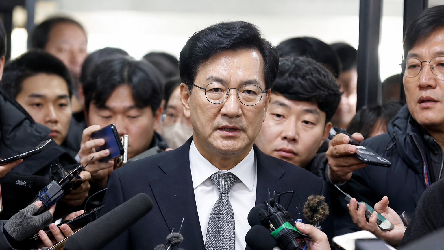 기자회견에서 심각한 표정의 정치인과 취재진