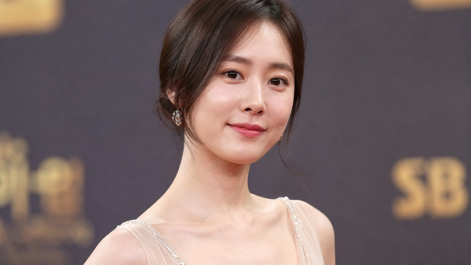 자연스러운 메이크업과 심플한 헤어스타일로 절제된 아름다움을 강조한 한국 여배우