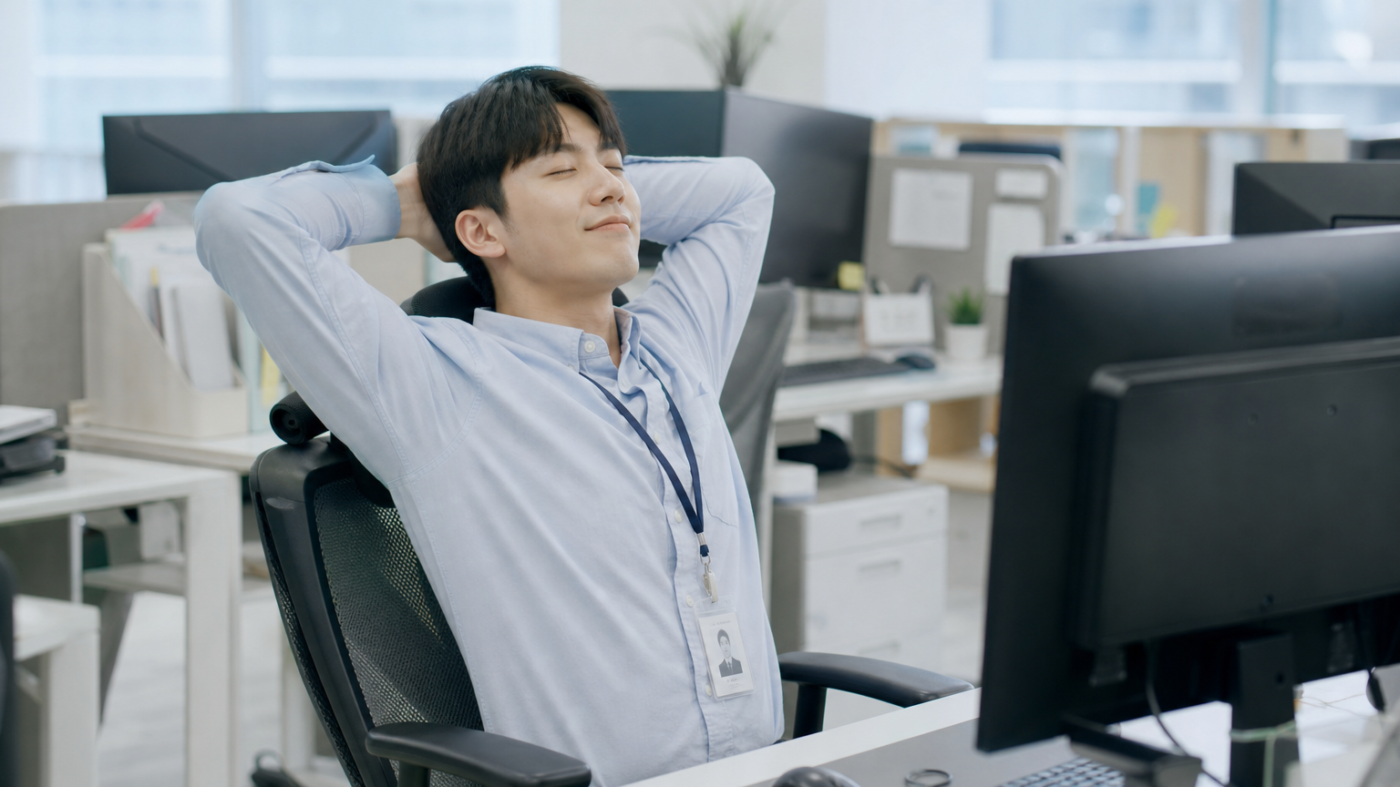 사무실에서 책상 앞에서 스트레칭하는 직장인의 모습