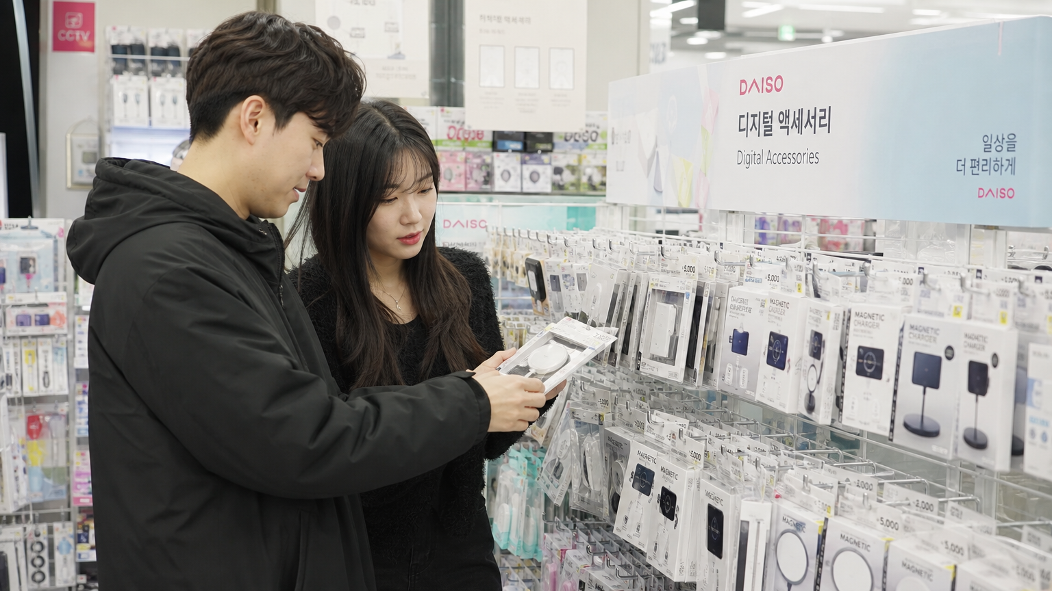 다양한 디지털 기기를 구경하는 기술 애호가들의 모습