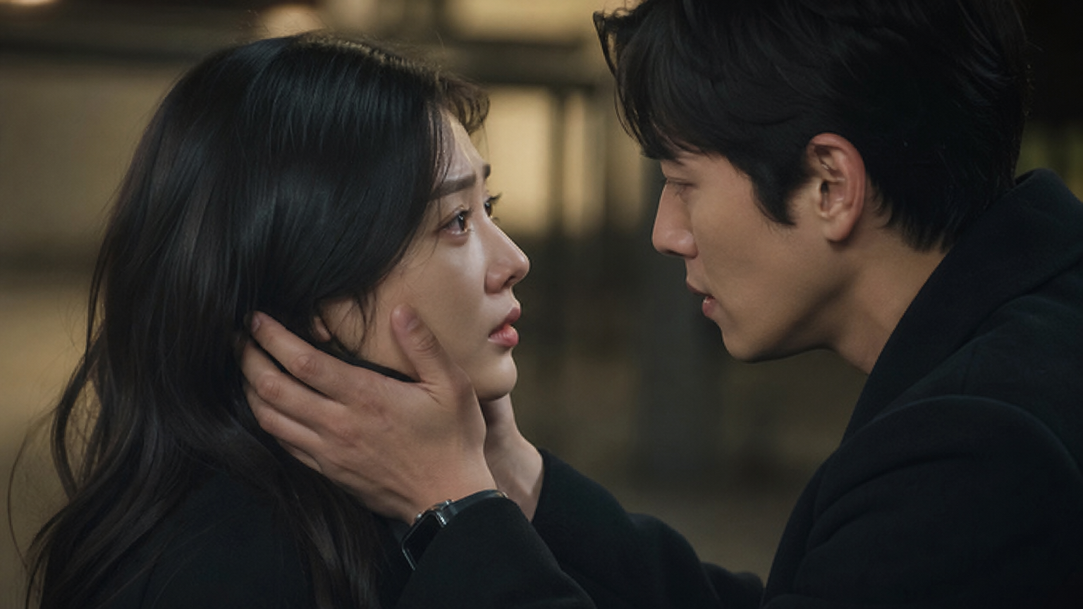 드라마틱한 조명 아래 강렬한 감정 씬을 연기하는 두 배우