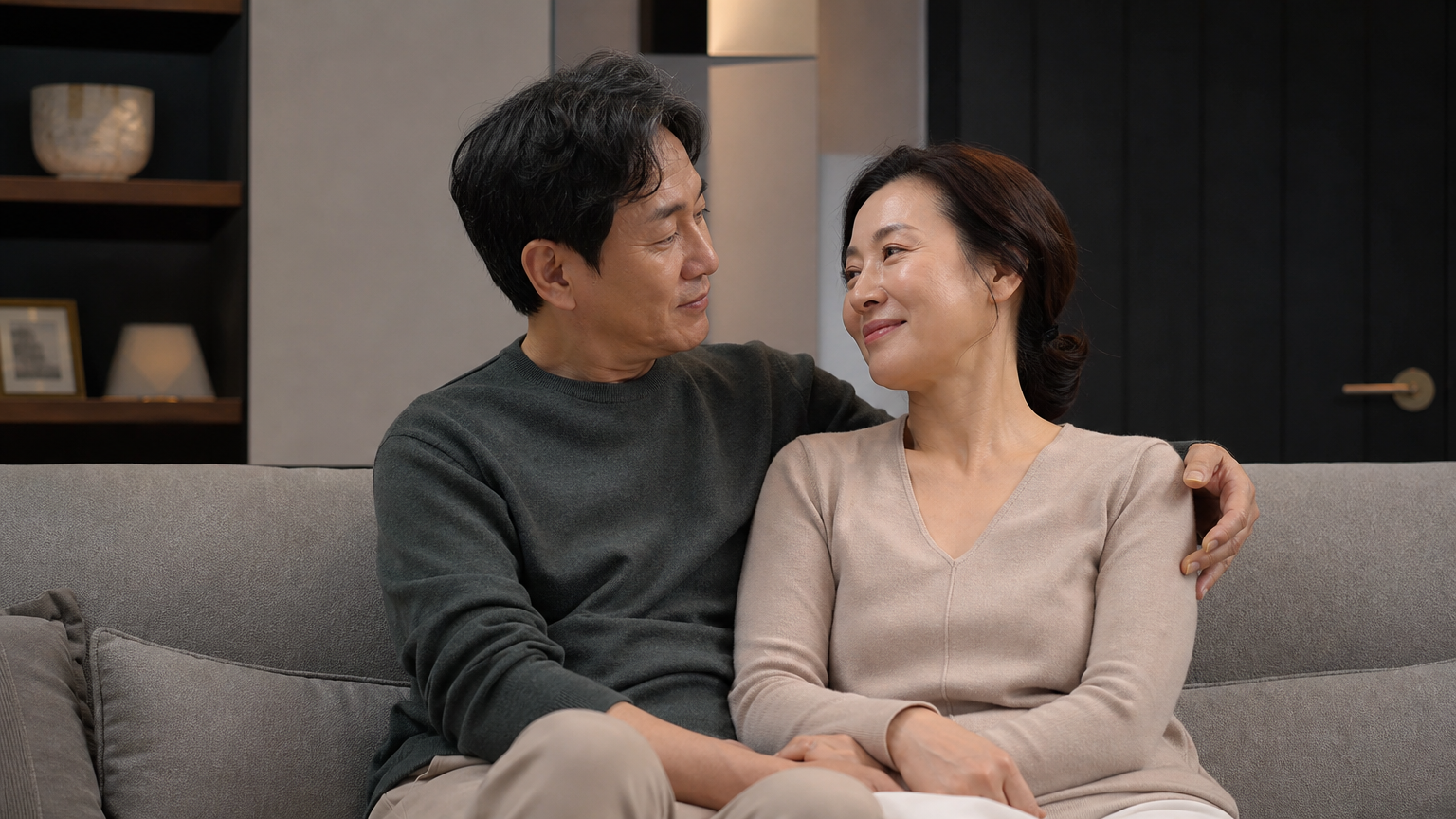 현대적 인테리어 속에서 다정한 순간을 나누는 성숙한 커플